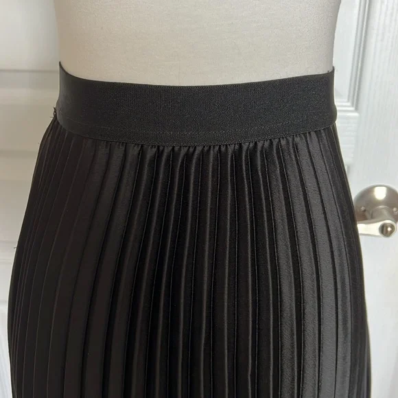 H&M black satin pleated midi skirt - Picture 3 of 3